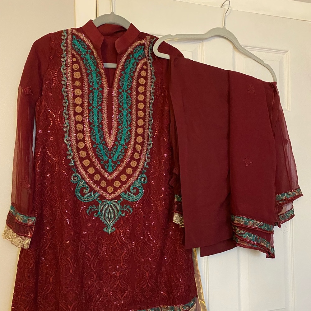 Salwar kameez/ Pakistani/ Indian.